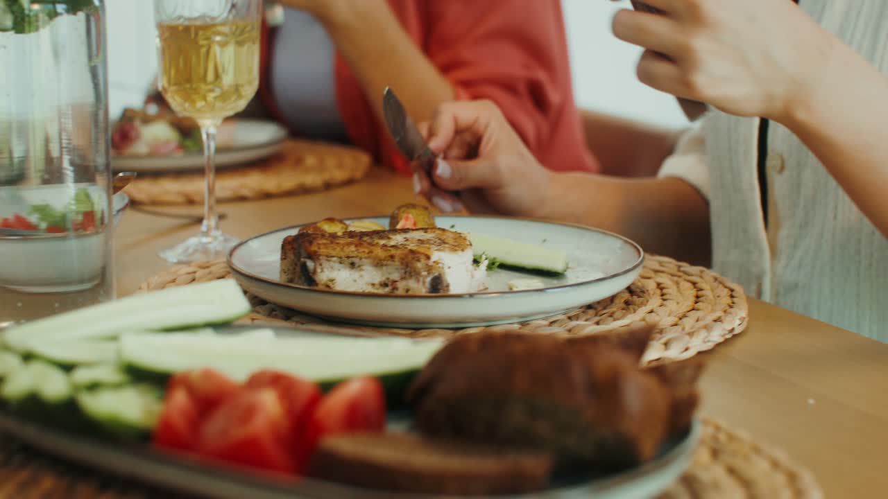 친구 들 이 함께 식사 를 즐기고 있다