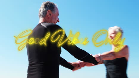 animación de buenas vibraciones sólo texto sobre sonriente pareja caucásica senior bailando