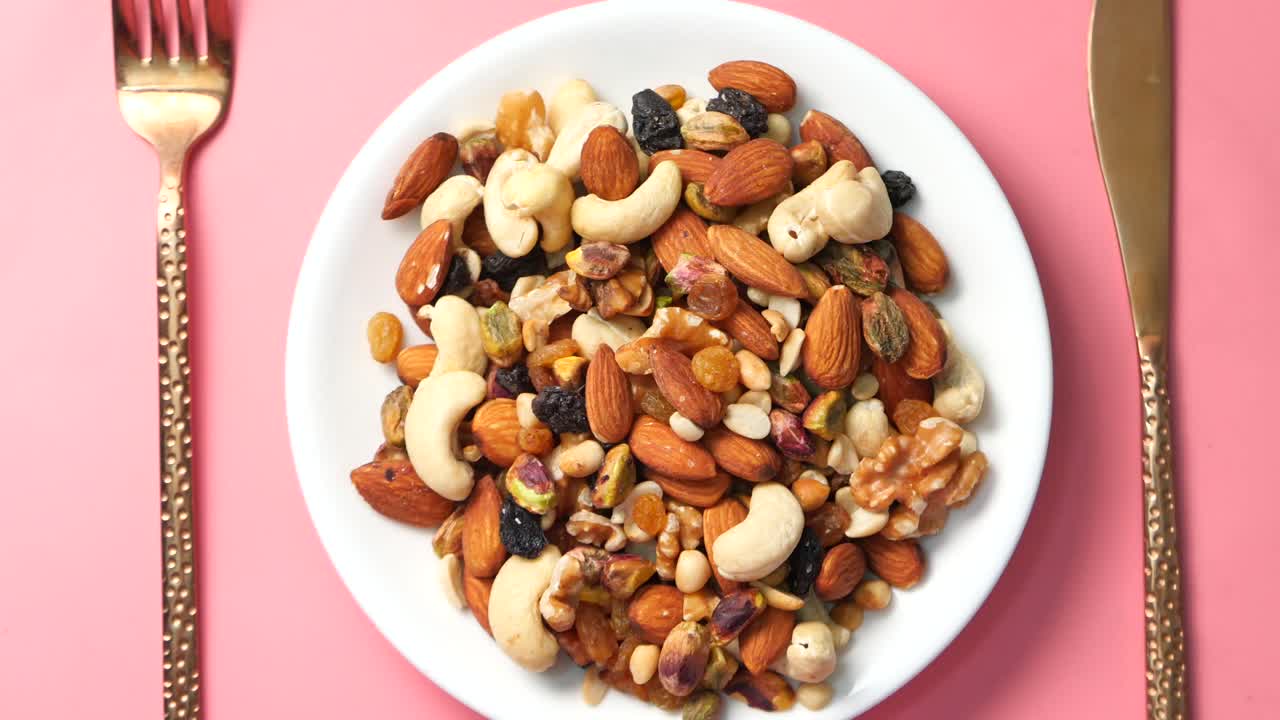 Delicious Mixed Nuts and Raisins Trail Mix
