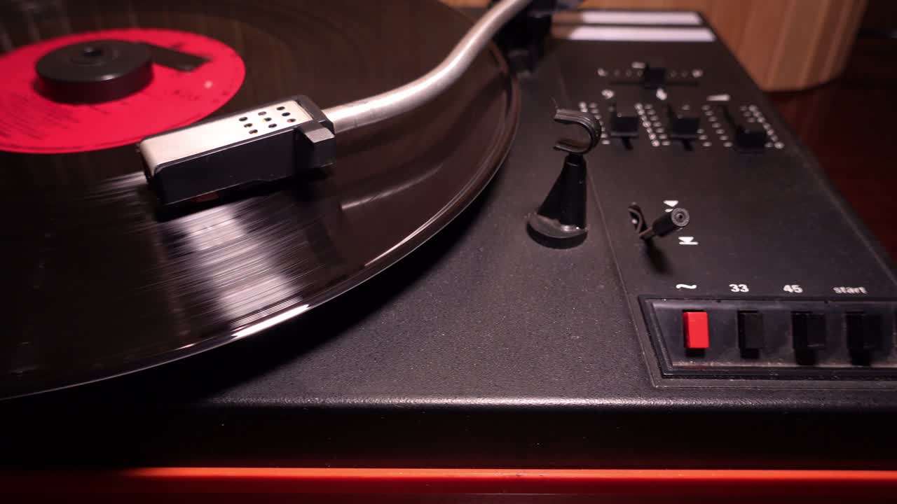 80년대의 레트로 바늘 턴테이블, 비닐 레코드 리