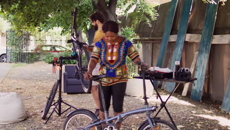 pareja reparando bicicletas dañadas