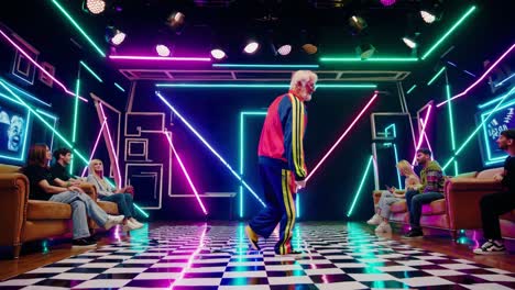 un anciano bailando en un espectáculo de luces de neón.