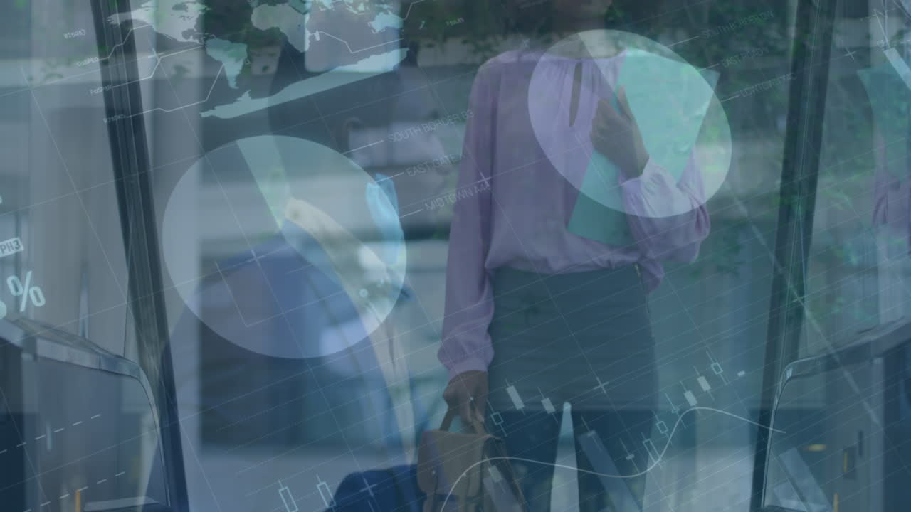 animación de datos financieros y gráficos sobre mujer de negocios afroamericana con documentos