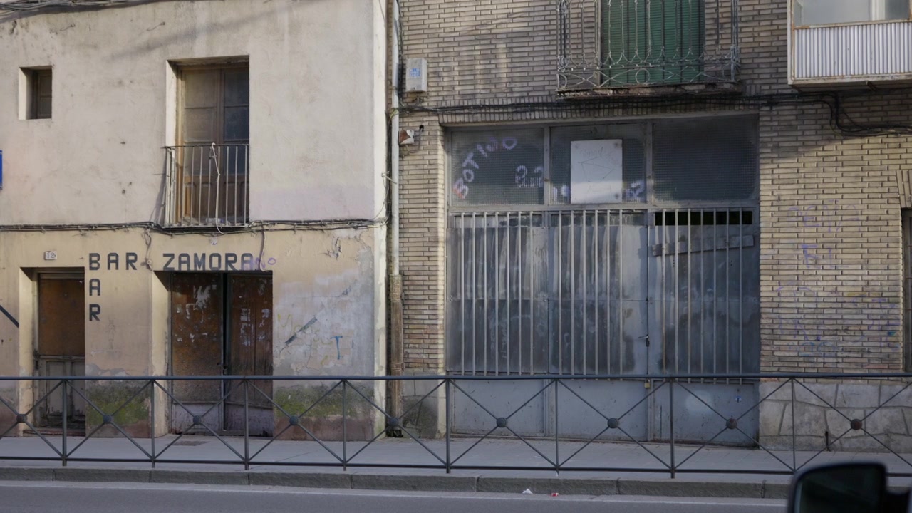 Negozio locale abbandonato con vetrina vuota e segni di incuria che rappresentano la chiusura di attività commerciali, la crisi finanziaria e il degrado urbano