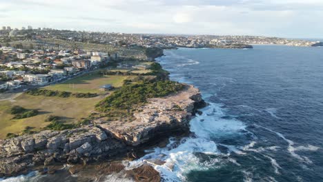 Playa-Clovelly-Con-Olas-En-La-Costa-Rocosa---Suburbio-Junto-A-La-Playa---Sydney,-Nsw,-Australia