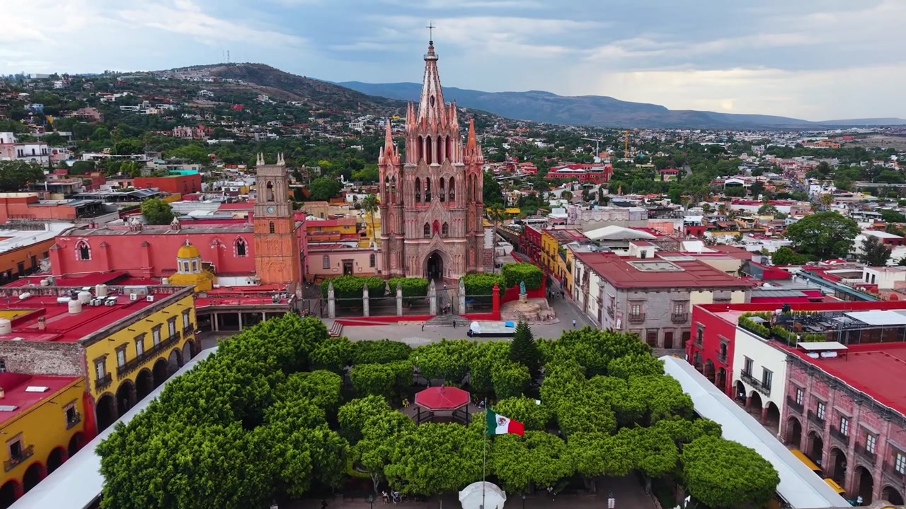 Un panorama aereo mozzafiato che cattura le imponenti guglie neogotiche della Parroquia de San Miguel Arcángel che si ergono sopra il centro storico coloniale