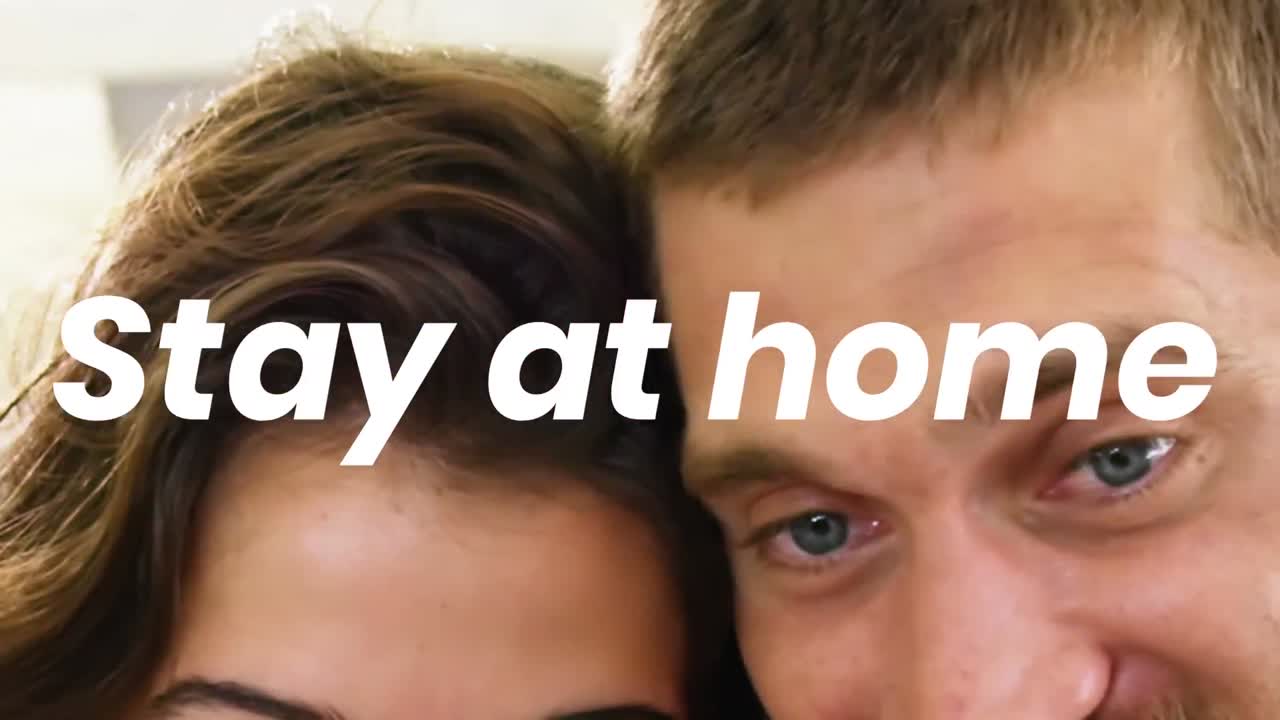 카우카시안 커플에 대한 집에 머무르는 텍스트의 애니메이션