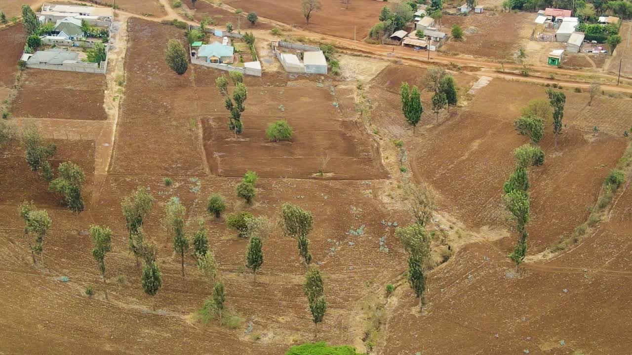 pueblo rural de kenya con el kilimanjaro en el fondo