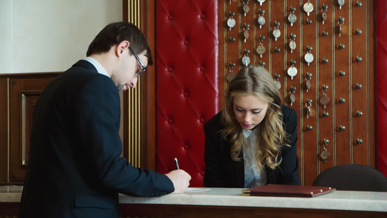 бизнесмен регистрируется в отеле и получает ключи 1