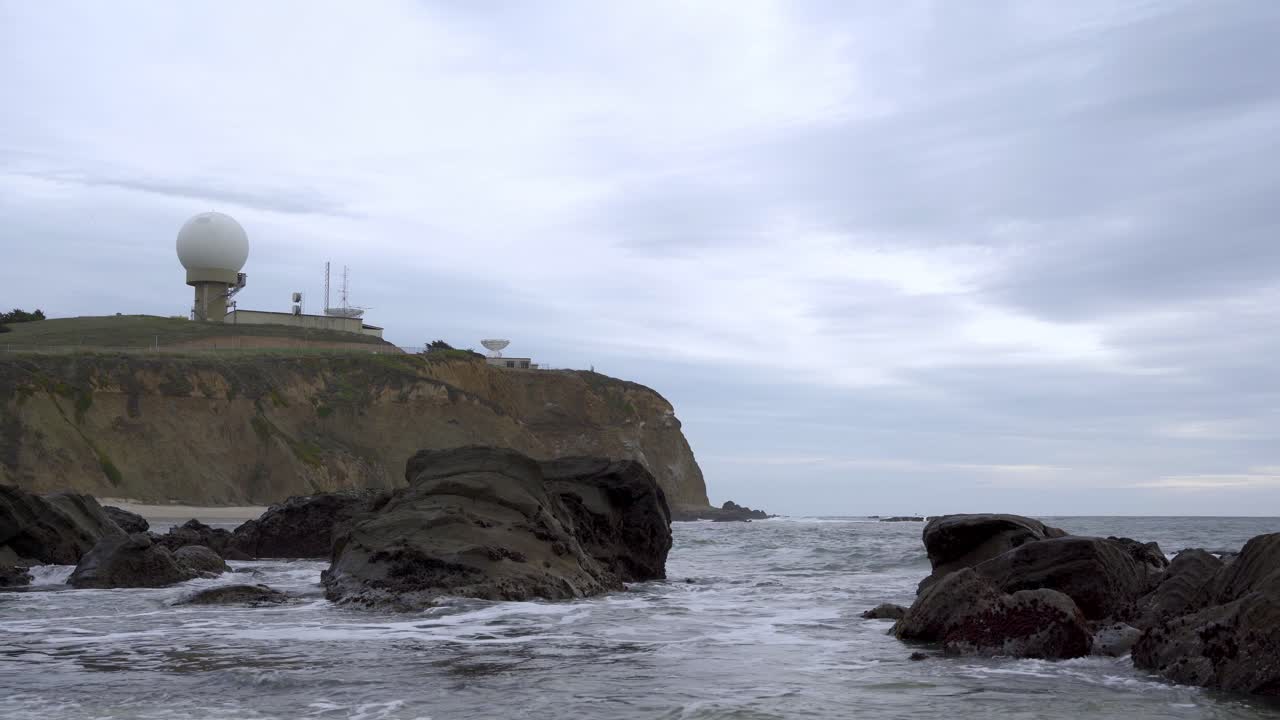 바다 옆에 있는 전진 섬