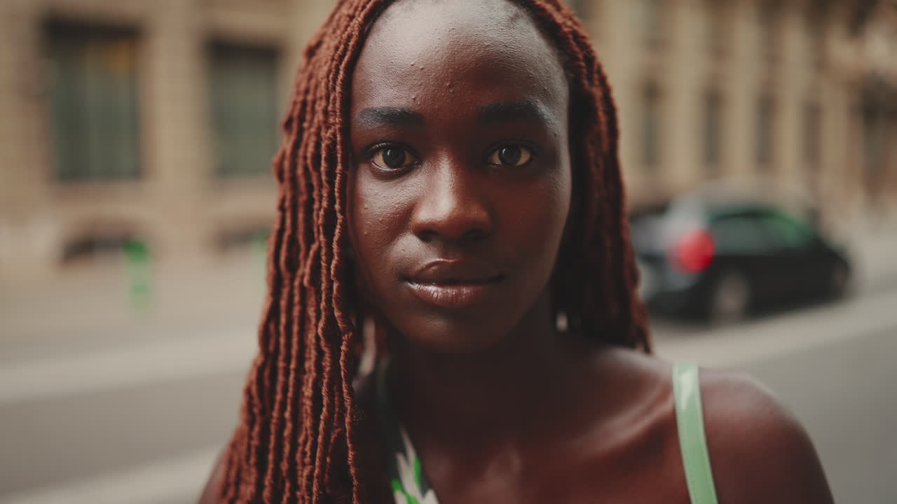 Ritratto di una bellissima giovane afroamericana con i dreadlocks