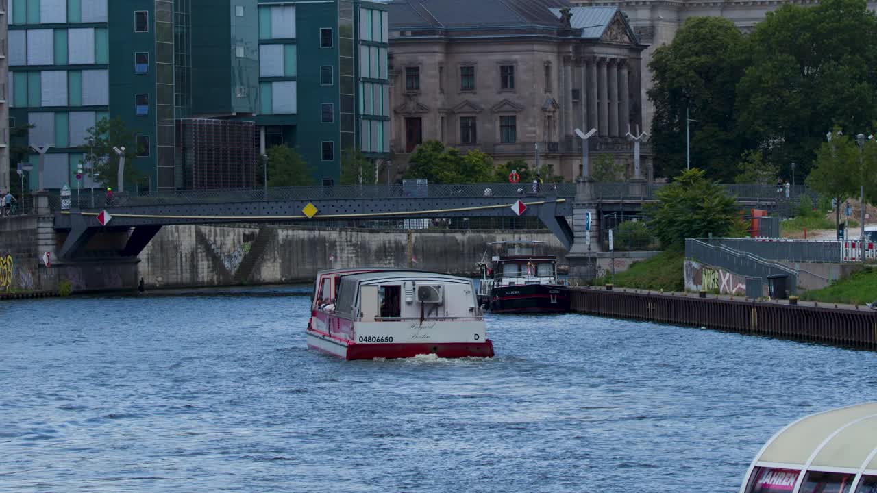 Battello passeggeri si muove lungo il fiume di Berlino, sfondo del paesaggio urbano, luce diurna nuvolosa, telecamera fissa, atmosfera urbana