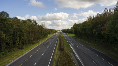 Zeitraffer-Des-Straßenverkehrs-Mit-Tagsüber-Vorbeifahrenden-Autos-In-Irland