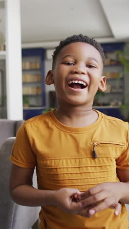 video vertical de un niño afroamericano sonriendo a la cámara