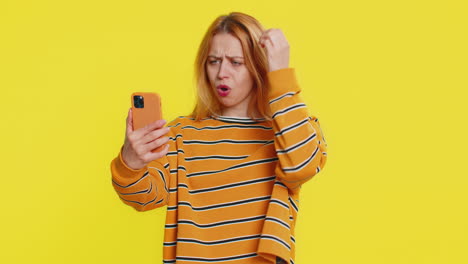 mujer triste molesta usar teléfono inteligente jugar juego pierde pérdida fracasa malas noticias malos resultados de lotería crisis
