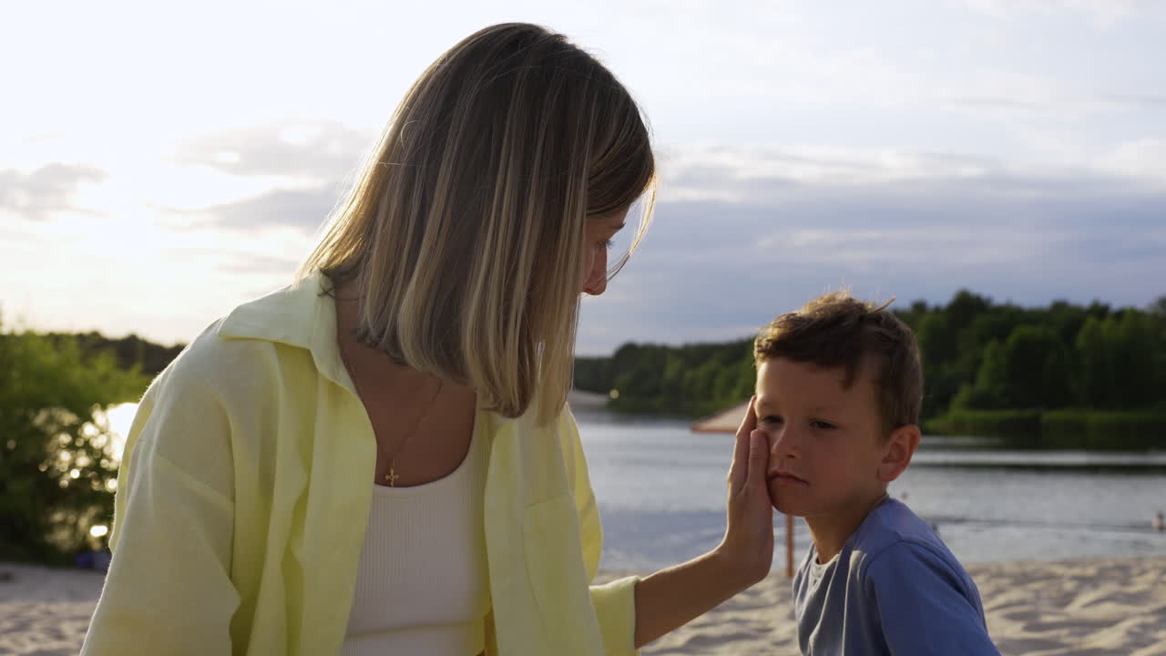 madre y hijo en la playa
