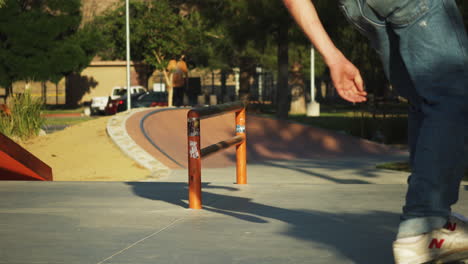 Skateboarder-Hüpft-Und-Rutscht-Auf-Einer-Schiene-In-Einem-Skatepark