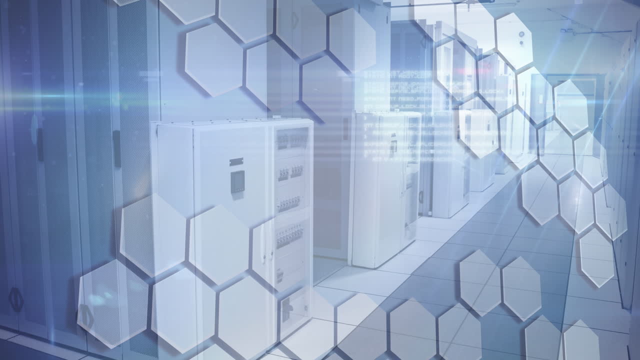 animación digital de formas hexagonales y rastros de luz contra la sala de servidores vacía