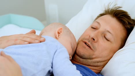 Padre-Y-Niño-De-Bahía-Durmiendo-En-El-Dormitorio-4k