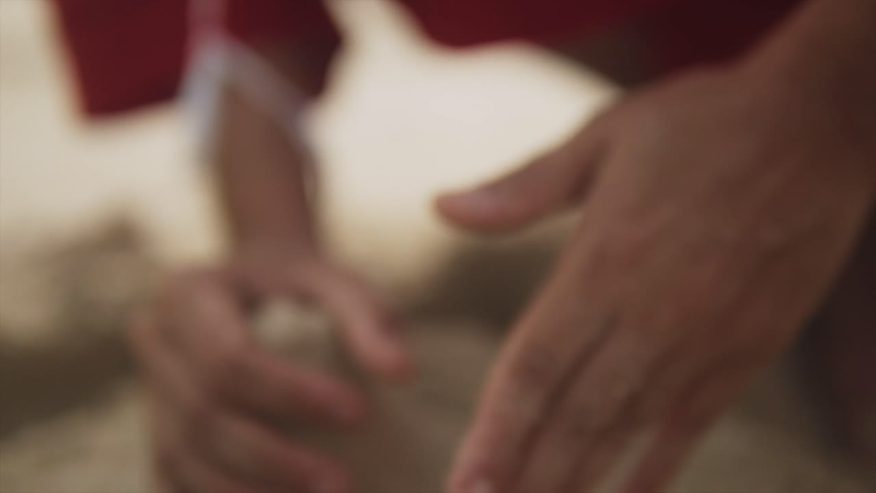 hombre construyendo una estructura de arena