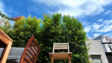 Statische-Aufnahme-Eines-Gartenstuhls-Auf-Einer-Terrasse,-Von-Unten