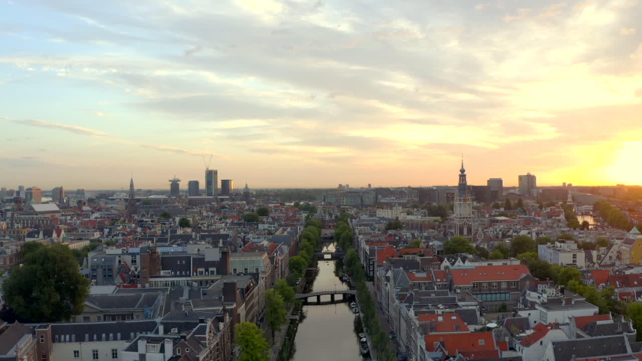 dron lento disparó sobre el canal central de amsterdam zuiderkirk al amanecer