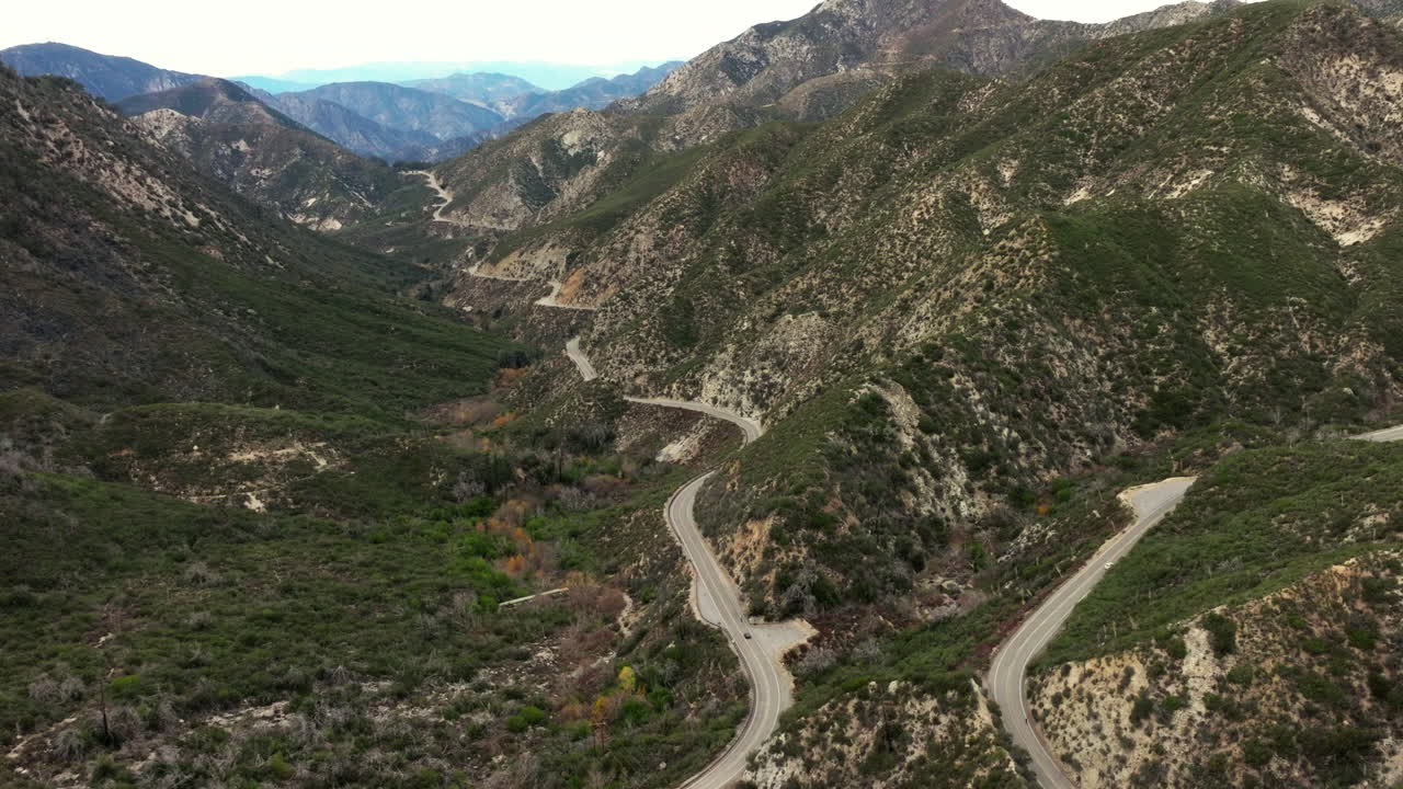 vista a gran altura de la autopista angeles crest o de la ruta estatal 2, ruta escénica