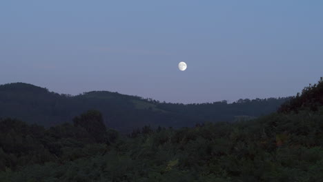 Blick-Auf-Den-Mond-über-Den-Bergen-In-Spanien,-Asturien