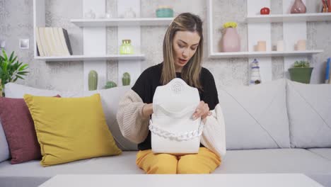 Mujer-Desordenada-Hurgando-En-Su-Bolso.