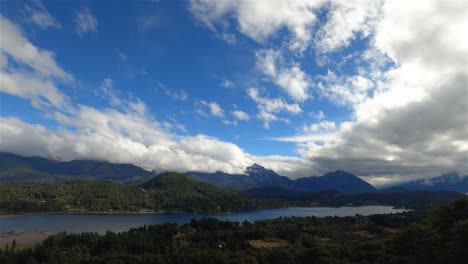 viento que fluye dibujando el movimiento de las nubes