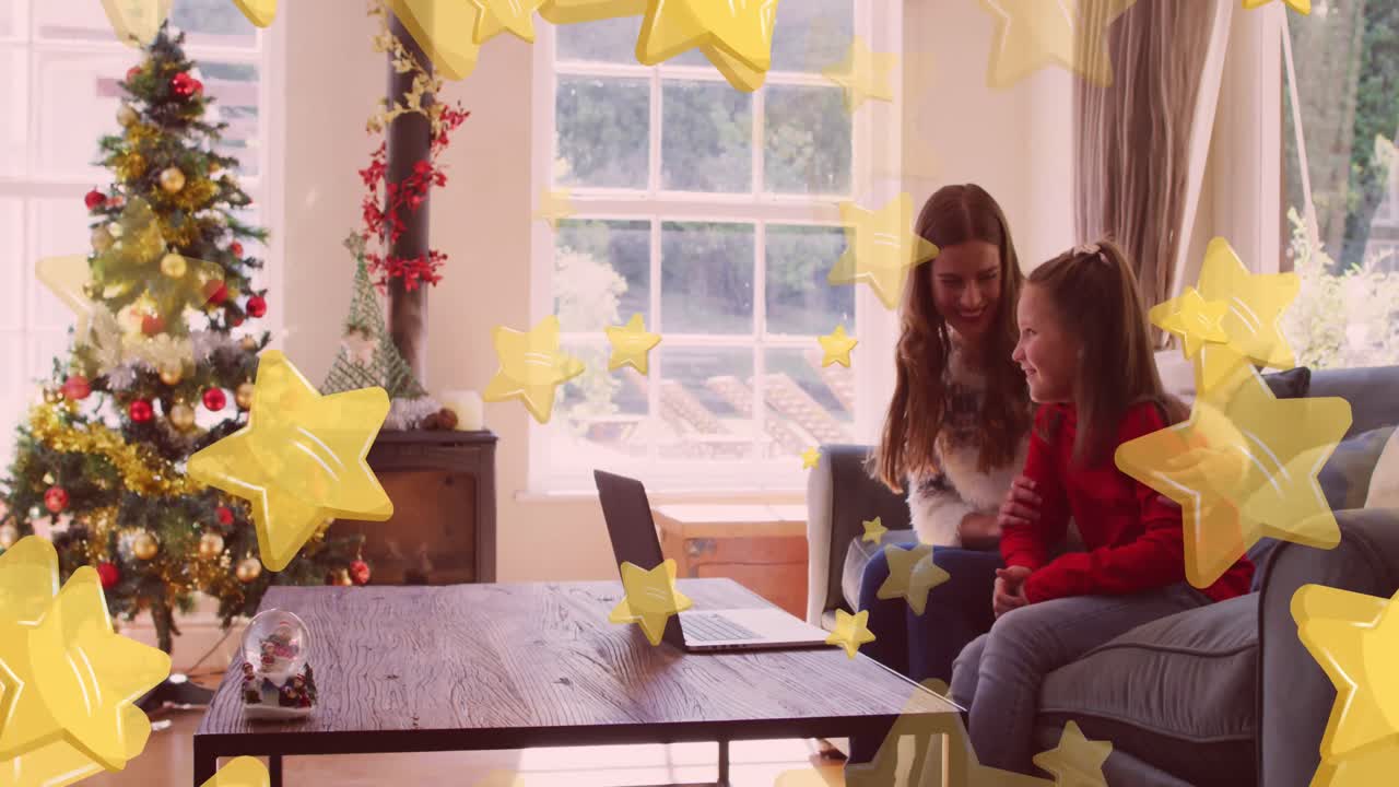 행복한 백인 어머니와 딸이 크리스마스에 비디오 통화를 하는 별들이 떨어지는 애니메이션