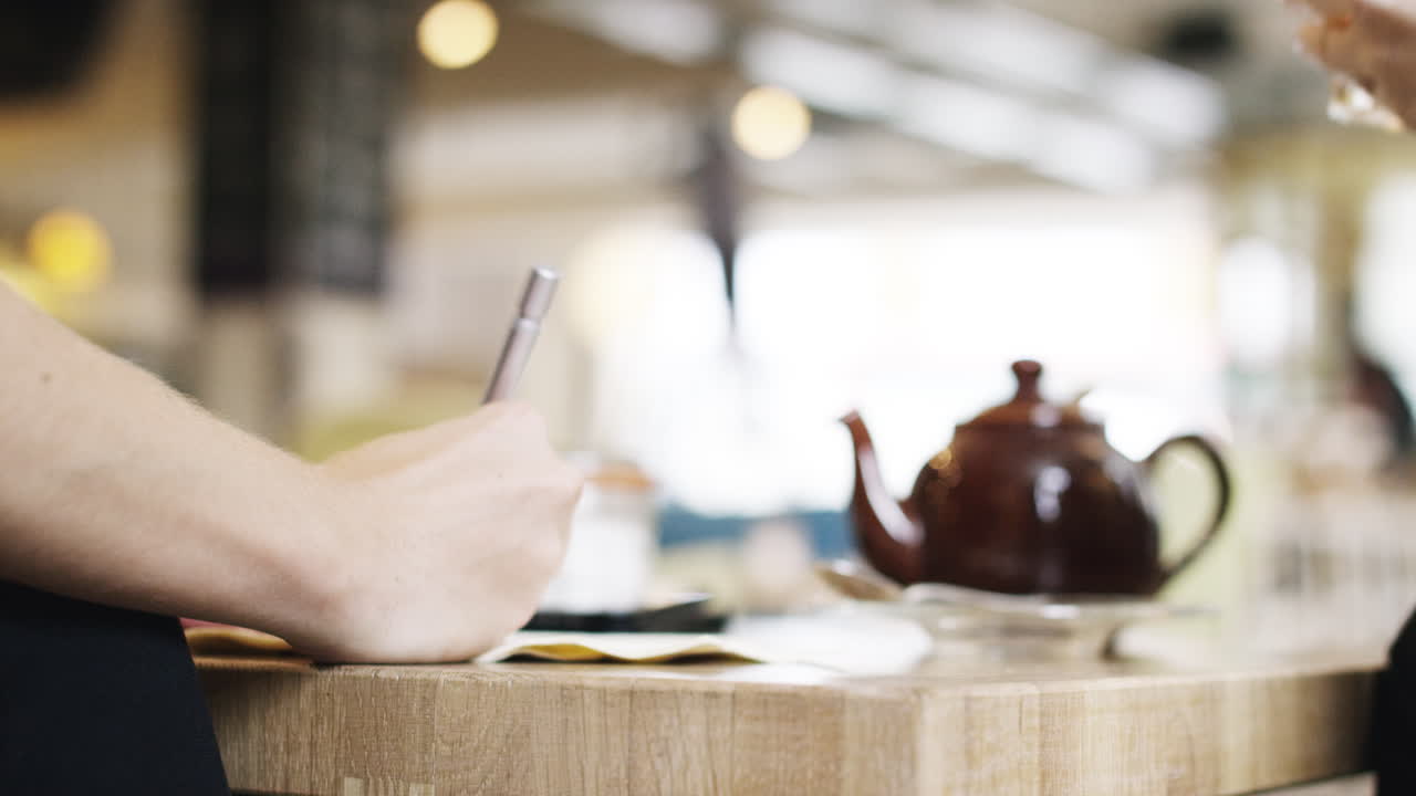 카페 에서 사업 계획 을 보여 주는 가까운 손