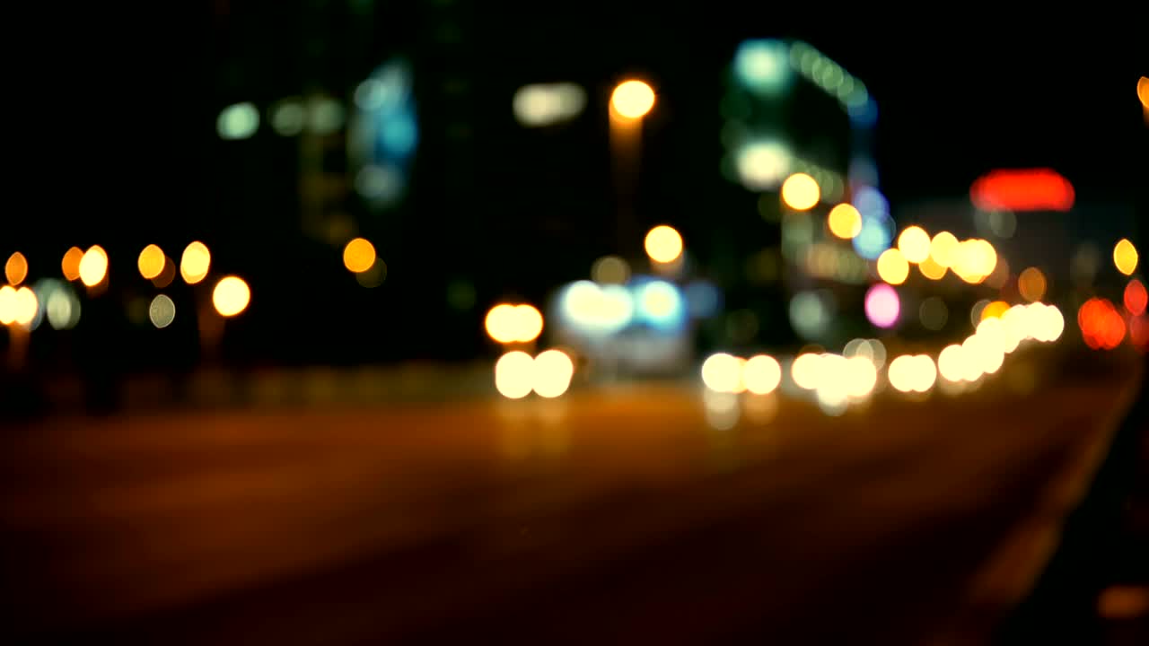 luces desenfocadas calle de los ángeles resumen. fondo borroso de la ciudad. círculos de bokeh en movimiento del tráfico nocturno.