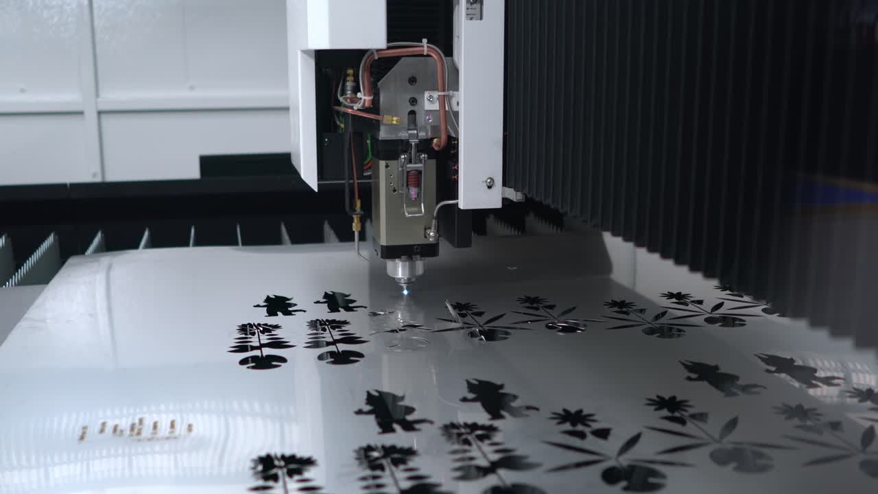 corte láser cnc de metal, tecnología industrial moderna.