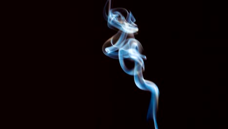 el humo de la corriente de chorro temblando