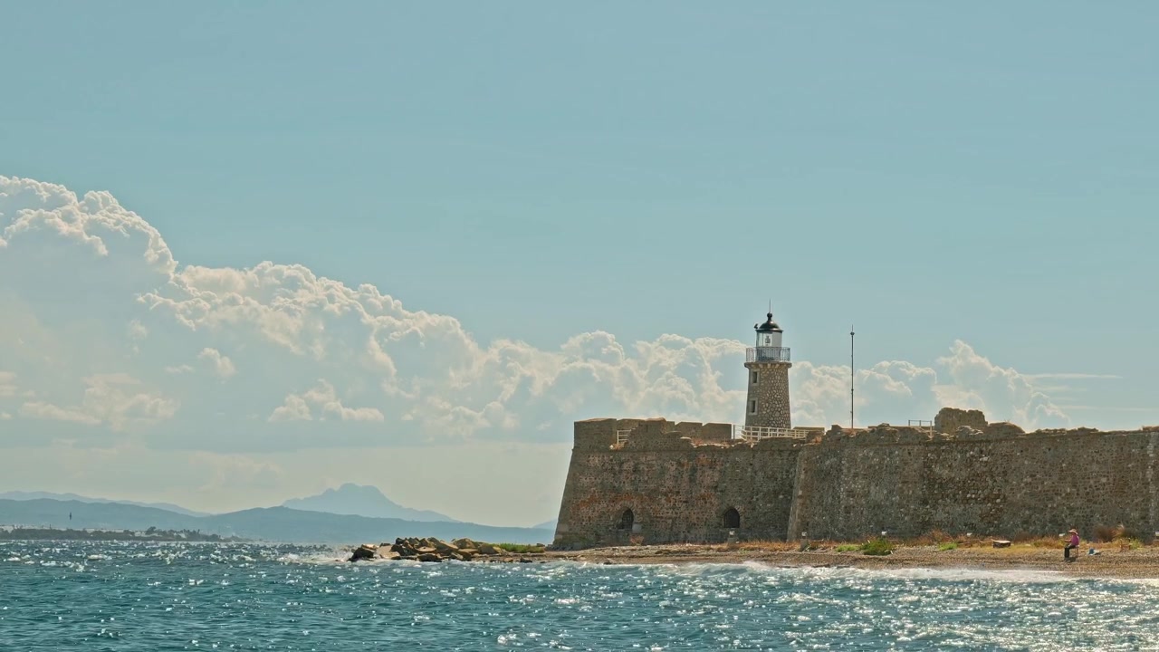 Artisti dipingono il castello costiero di Antirrio, monumento storico greco