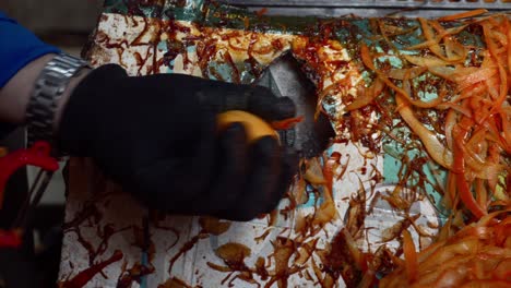 persona de cerca que usa una máquina peladora para pelar caqui, hacer caqui seco, vietnam