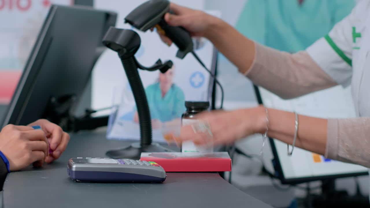 comprador en la farmacia en la caja.