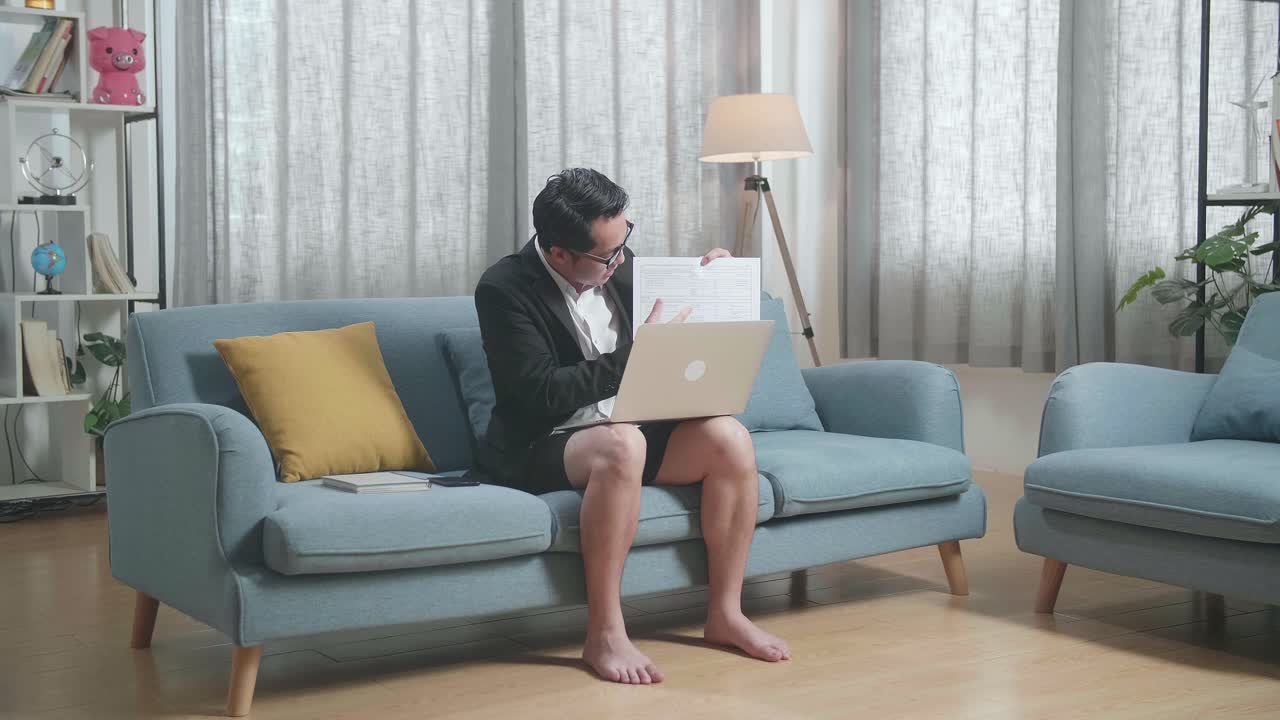 집에서 온라인 회의를 하는 동안 스트레스를 받는 남자