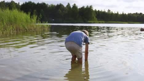 chłopcy bawiący się na plaży.