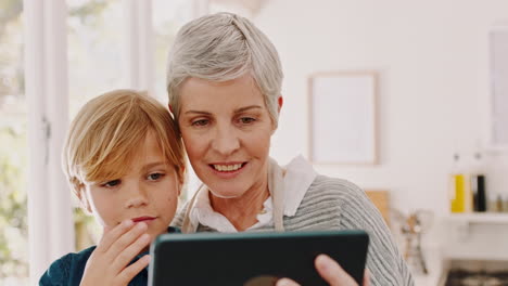 abuela, niño y tableta en videollamada