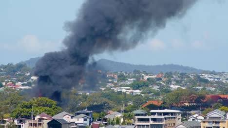 Von-Dem-Großen-Verheerenden-Vorstadtbrand-Sind-Schwarzer-Rauch-Und-Züngelnde-Flammen-Zu-Sehen