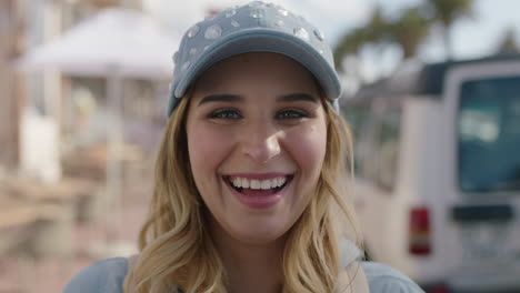 retrato de una hermosa mujer rubia y linda riendo alegremente con sombrero disfrutando de la playa soleada