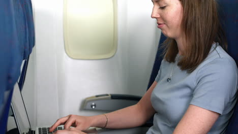 mujer joven en un avión