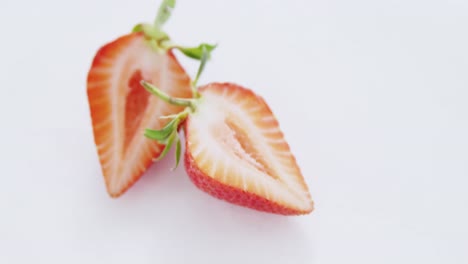 fresas maduras y sabrosas cortadas en dos mitades