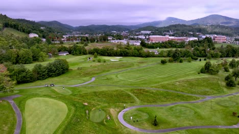 Schneller-Pass-Aus-Der-Luft-über-Das-Clubhaus-Und-Den-Boone-Golfplatz-In-Boone,-North-Carolina