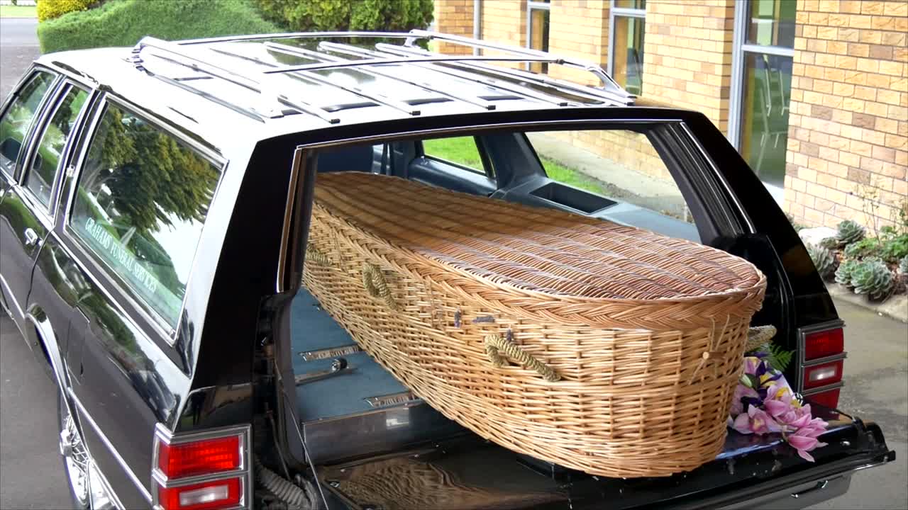 영구차나 예배당에 있는 장례식 관의 클로즈업 샷 또는 묘지의 매장