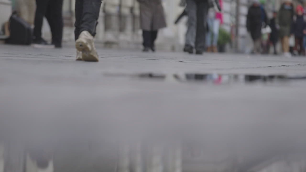 Gente che cammina per una strada cittadina