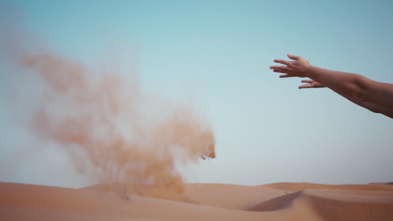 매혹적 인 순간: 소녀 가 기게 공중 에 모래 를 던지고 있다