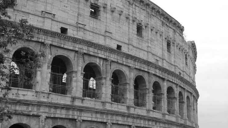 Anfiteatro Colosseo in bianco e nero, facciata esterna a Roma, Italia